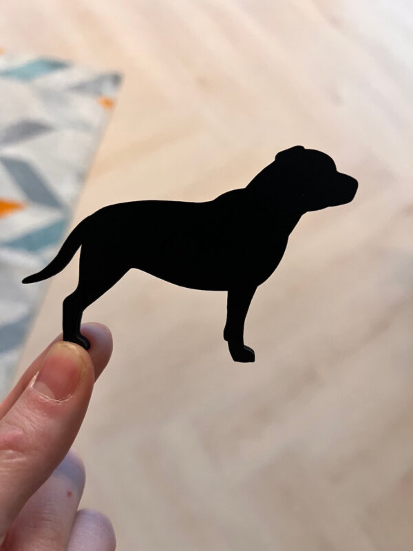 Vsepropejska Mag magnet na lednici ve tvaru psa Plemeno: Staford