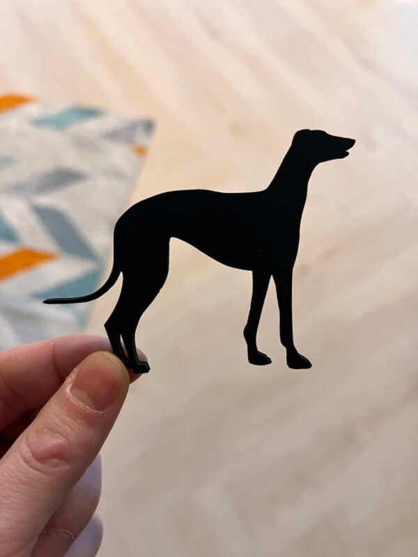 Vsepropejska Mag magnet na lednici ve tvaru psa Plemeno: Chrt
