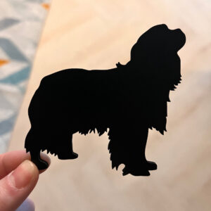 Vsepropejska Mag magnet na lednici ve tvaru psa Plemeno: Kavalír King Charles španěl