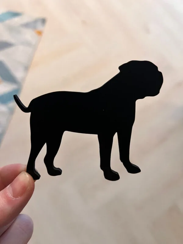Vsepropejska Mag magnet na lednici ve tvaru psa Plemeno: Americký buldok