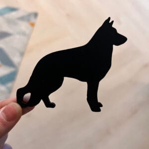 Vsepropejska Mag magnet na lednici ve tvaru psa Plemeno: Německý ovčák