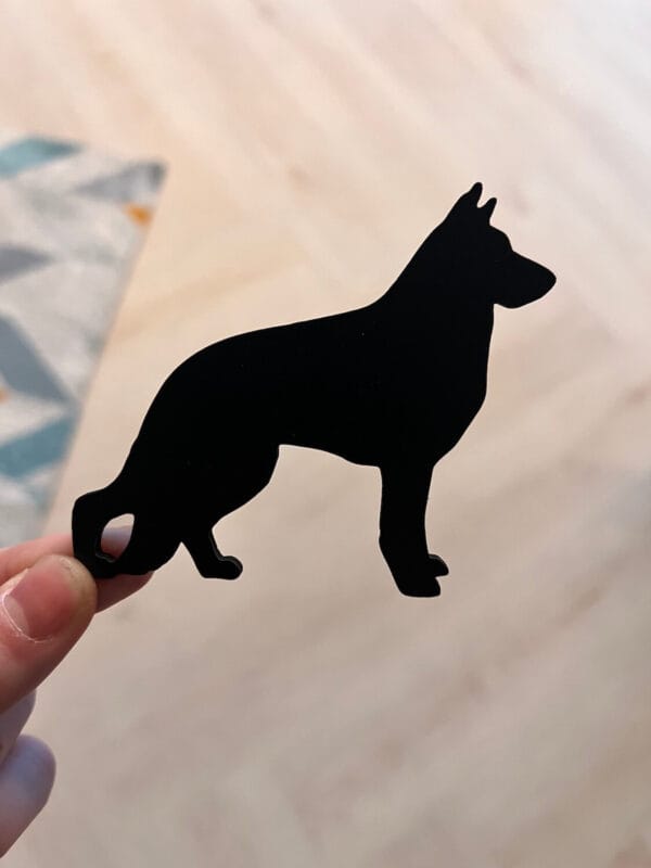Vsepropejska Mag magnet na lednici ve tvaru psa Plemeno: Německý ovčák