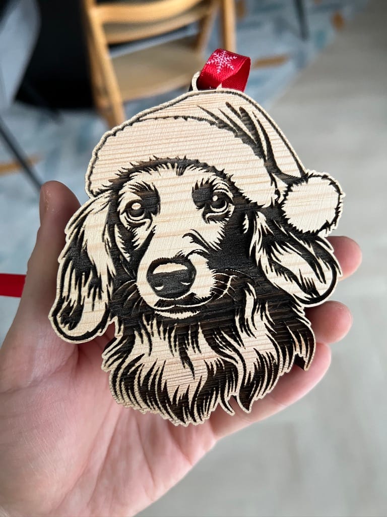 Vsepropejska Vánoční baňka psa se Santa čepicí Plemeno: Jezevčík