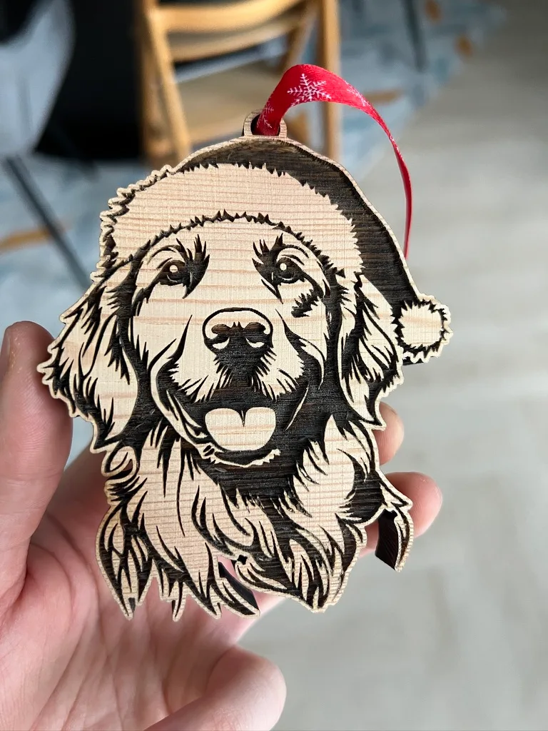 Vsepropejska Vánoční baňka psa se Santa čepicí Plemeno: Retrívr